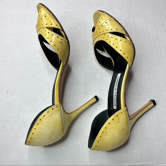 MANOLO BLAHNIK Yellow Patent Leather Peep-Toe High Heels Pumps 38. - Picture 6 of 7